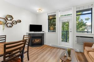 un salon avec un canapé et une cheminée dans l'établissement Alpenglow Lodge Junior One Bedroom by MVA, à Whistler 16 autres photos