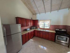 Billede fra billedgalleriet på 1305 Palm Drive Cedar Valley Gardens i Cassada Gardens