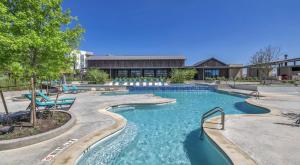 una piscina con due scivoli in un edificio di Landing Apartments - Brick and Mortar District a Kyle