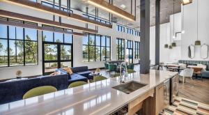 un soggiorno con un divano e un tavolo di Landing Apartments - Brick and Mortar District a Kyle