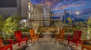 un patio con sedie e una piscina di fronte a un edificio di Landing Apartments - Brick and Mortar District a Kyle