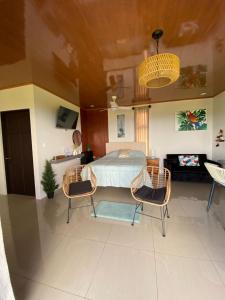 una camera da letto con un letto e due sedie di Villa Paraiso a Venecia