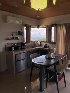 una cucina con un tavolo e un tavolo e sedie di Villa Paraiso a Venecia