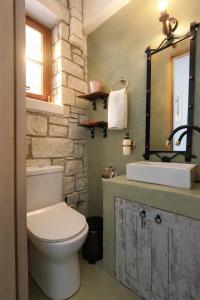 Et badeværelse på Villa Monolia Sea View Stone Villa With Garden + 12 billeder