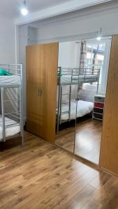uno specchio in una camera con 2 letti a castello di Sweet cozy room in Fulham a Londra