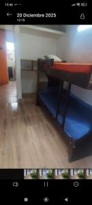 una foto di una camera con letto a castello di casa en las dalias a Mar del Plata