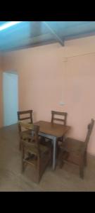 una sala da pranzo con un tavolo di legno e due sedie di casa en las dalias a Mar del Plata