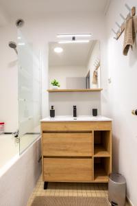 Koupelna v ubytování L'Eden Appart, Fibre, Garage, Balcon, Calme et Cosy + 28 fotografií