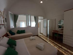 un grand salon avec deux lits et une table dans l'établissement Casa del Corriere, à Positano