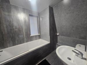 a bathroom with a sink and a bath tub at 1 Bed City Centre Apartment in Derby +11 photos