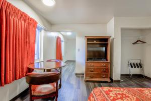 Et tv og/eller underholdning på Whispering Pines by Hotel O White stone VA