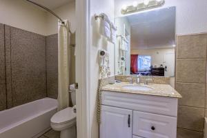 Et badeværelse på Whispering Pines by Hotel O White stone VA + 61 billeder