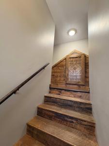 a stairwell with wooden stairs and a wall at Powderhorn Hideaway in Auvinen Corner