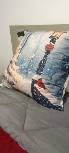 ein Bett mit einem Kissen, auf dem ein Bild abgebildet ist in der Unterkunft Aveiro Ria View in Aveiro