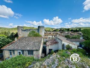 ein Bild eines Dorfes mit einer Burg in der Unterkunft La marelle in Villerouge-Termenès