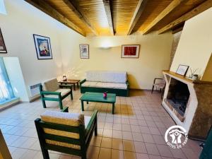 ein Wohnzimmer mit Sofa und Kamin in der Unterkunft La marelle in Villerouge-Termenès