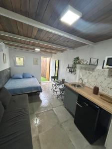 een slaapkamer met een bed en een keuken met een wastafel bij Bujanvilla in Tarifa