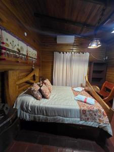 En eller flere senge i et værelse på Munay Ky