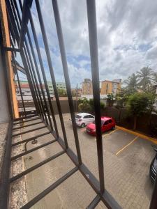 een uitzicht vanuit een raam van een parkeerplaats bij Apto Mobiliado próximo à praia in Caucaia