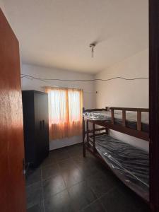 een kamer met twee stapelbedden en een raam bij Apto Mobiliado próximo à praia in Caucaia
