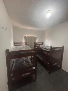 twee stapelbedden in een kamer met een plafond bij Apto Mobiliado próximo à praia in Caucaia