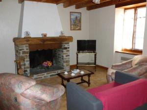 a living room with two couches and a fireplace at Le gite de cals haut in Lacombe