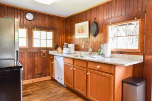 Nhà bếp/bếp nhỏ tại Private beach access Wrap around porch