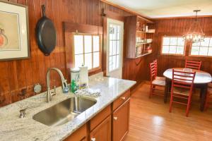 Ảnh trong thư viện ảnh của Private beach access Wrap around porch ở Orleans