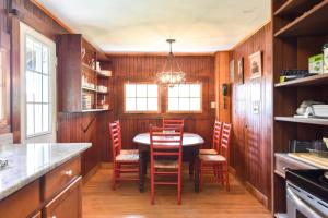 Nhà bếp/bếp nhỏ tại Private beach access Wrap around porch