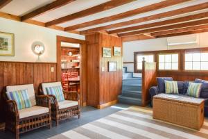 Khu vực ghế ngồi tại Private beach access Wrap around porch