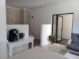 - un salon avec une cafetière et un miroir dans l'établissement Cosy comfort, à George