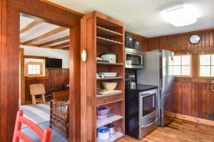 Nhà bếp/bếp nhỏ tại Private beach access Wrap around porch +24 ảnh