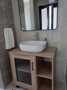 une salle de bains avec un lavabo et un miroir dans l'établissement Cosy comfort, à George 13 autres photos