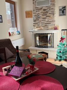 un salon avec une bouteille de vin et un sapin de Noël dans l'établissement Pamporovo Apartment 314 The Castle 3, à Pamporovo