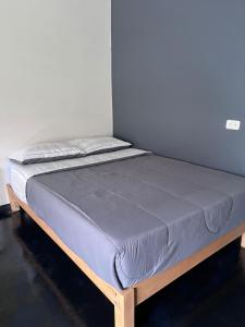 een bed in een kamer met een matras bij La Posada de Chango in La Merced