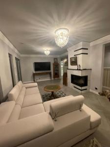 een woonkamer met een bank en een open haard bij Dom Berry 