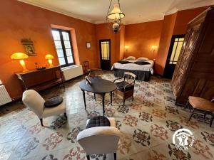 Postel nebo postele na pokoji v ubytování Les chambres du domaine de russol