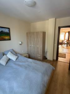 - une chambre avec un lit bleu et du parquet dans l'établissement Pamporovo Apartment 314 The Castle 3, à Pamporovo