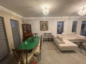 een woonkamer met een bank en een tafel bij Dom Berry 