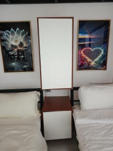 En eller flere senge i et værelse på Jomi Hostel