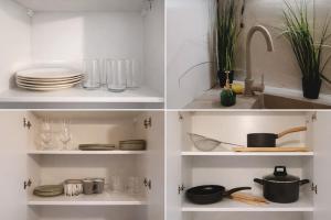 una cucina con piatti, bicchieri e un lavandino di Gold apartament a Poznań