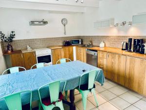 Kuchyň nebo kuchyňský kout v ubytování Maison de charme à 2kms de la mer + 64 fotografií