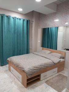 una camera da letto con un letto e uno specchio di Litsa Fit a Salonicco