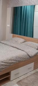 una camera da letto con un letto con uno specchio sopra di Litsa Fit a Salonicco