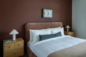 En eller flere senge i et værelse på ROOST Rainey + 7 billeder