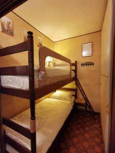 ein Schlafzimmer mit zwei Etagenbetten in einem Zimmer in der Unterkunft Alpine Luck Apartment, Sella Nevea in Sella Nevea