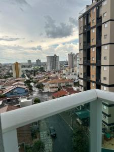 een uitzicht op een stad vanaf het balkon van een gebouw bij Espaço completo Bauru in Bauru