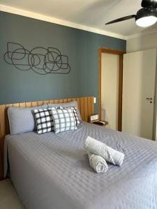 een slaapkamer met een bed met een kussen erop bij Espaço completo Bauru in Bauru