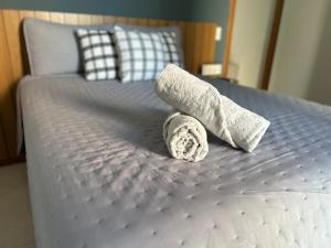een paar handdoeken bovenop een bed bij Espaço completo Bauru in Bauru