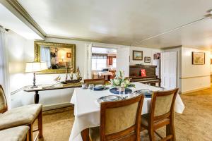 een eetkamer met een tafel en een spiegel bij Walk to Shops and Eats Apt in Downtown Elizabeth in Clairton +16 foto's